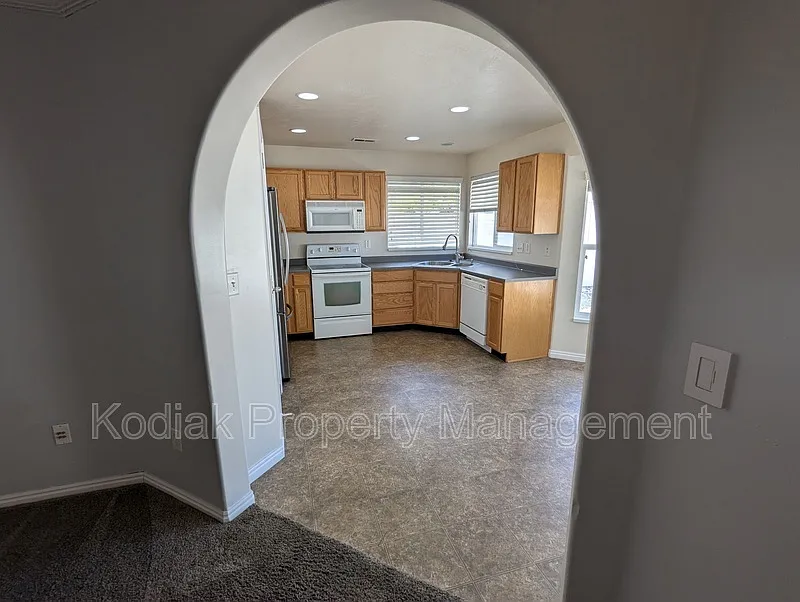 3 bed, 2.0 bath, 1332 sqft, $2,275 — Photo 4