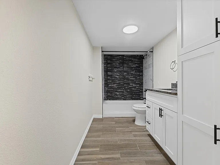 2823 Burlington Blvd — Photo 15