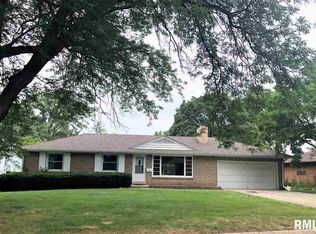 2215 Sunset Dr, Pekin, IL 61554