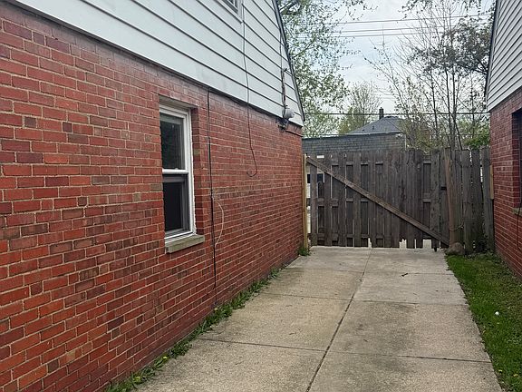 3rd image of 20870 Crystal Ave