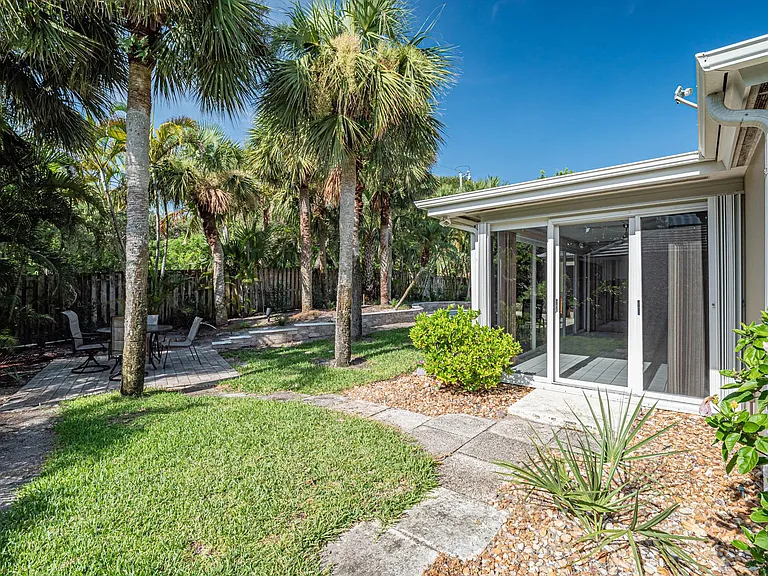 1425 Treasure Cove Ln — Photo 37