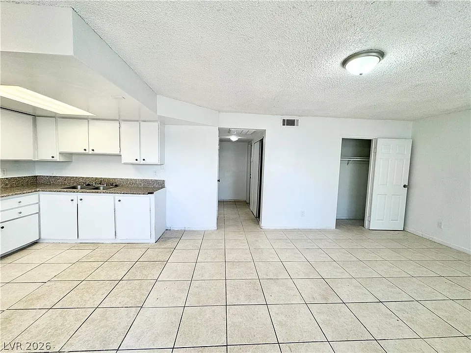 3427 E Cheyenne Ave #B