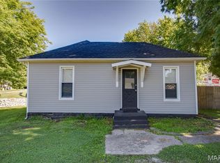 907 Voge St, Staunton, IL 62088