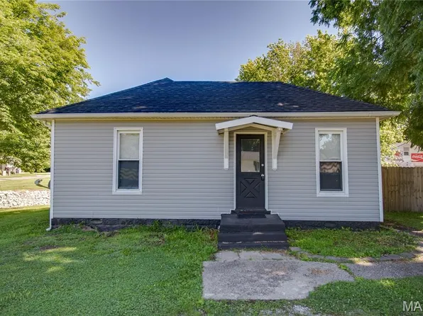 907 Voge St, Staunton, IL 62088