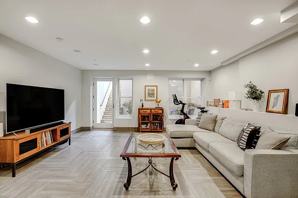 Sold by Compass | media 18