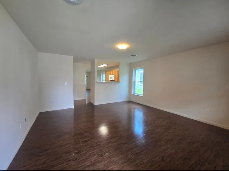 913 Gold St — Photo 3