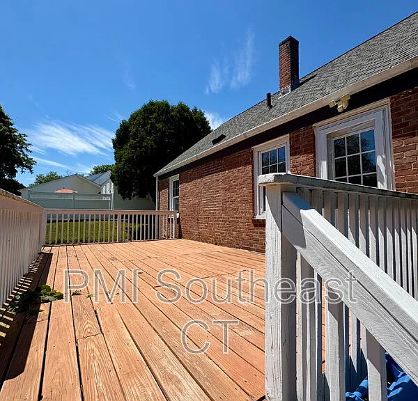 33 Country Club Rd — Photo 2