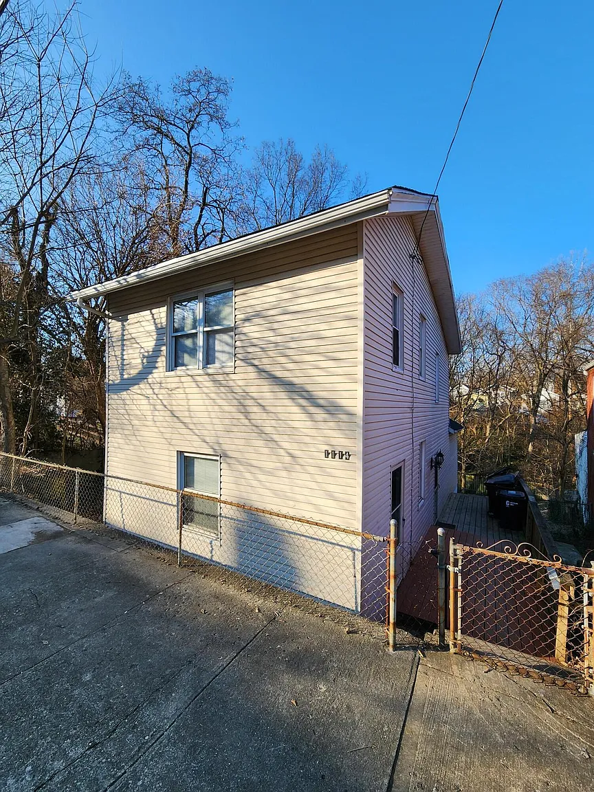 1114 John St photo 1