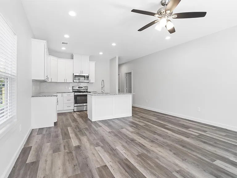 223 W Walker St — Photo 2