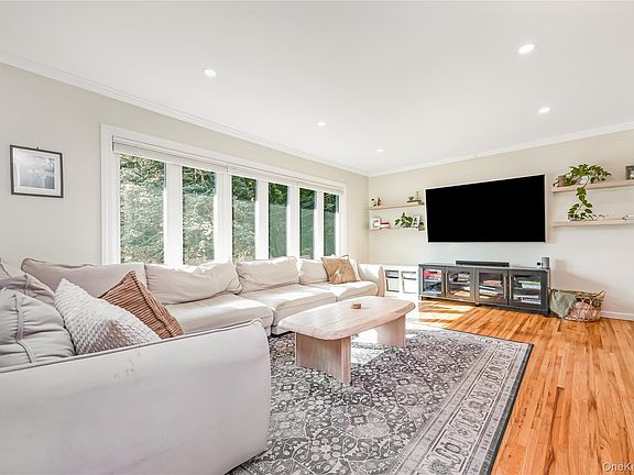 4th image of 27 Baywood Lane