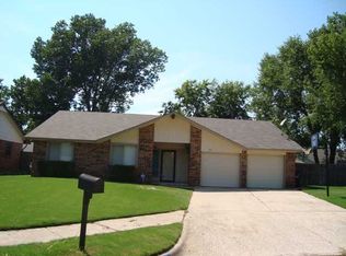 817 N Parkview Cir, Moore, OK 73170