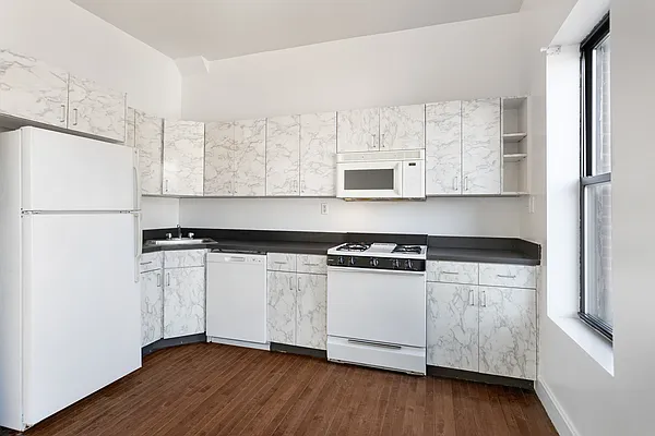 Rented by Safdie Realty Group | media 23