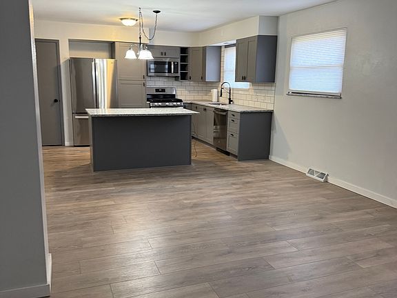 5th image of 580 Shirley Dr