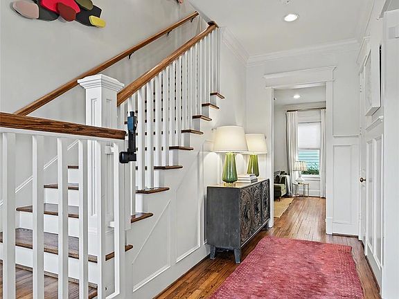 5th image of 504 W 10th St