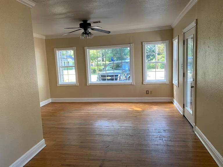 102 Country Club Rd — Photo 3