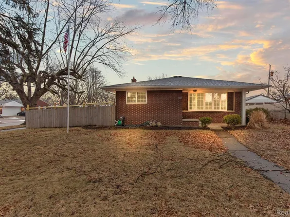 24620 Wood St, Saint Clair Shores, MI 48080