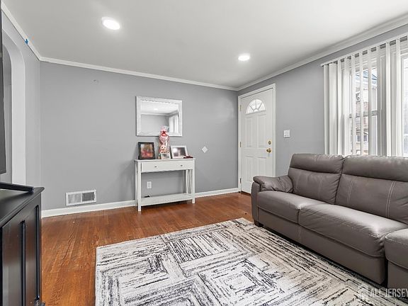 5th image of 429 1st St