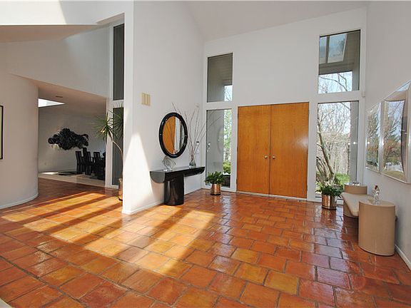 2nd image of 7 Brook Ln