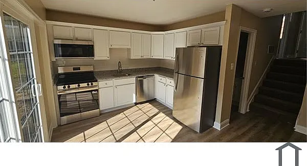 302 Hendrickson Ln