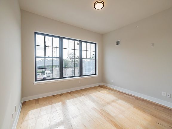 5th image of 5015-25 Warrington Ave #203
