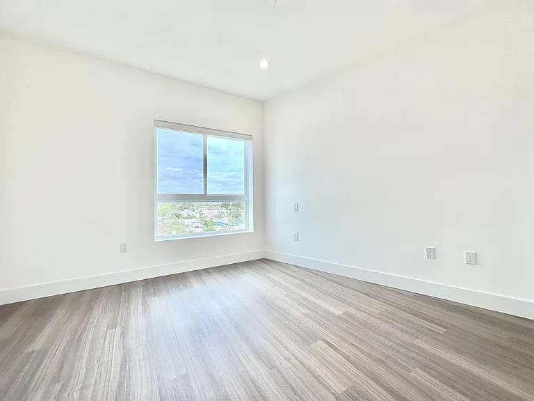 838 S La Brea Ave — Photo 17