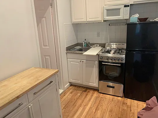 Rented by Salon Realty Corp | media 5