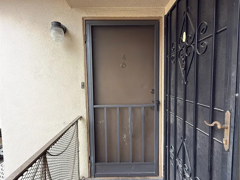1042 S Sherbourne Dr #4 — Photo 4