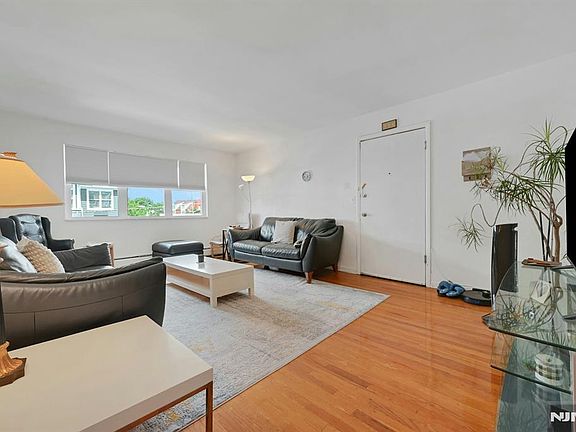 2nd image of 8 Cumbermeade Rd