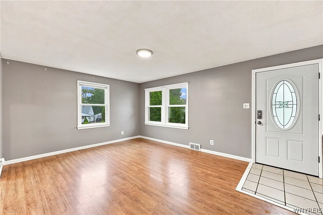 3 bed, 1.0 bath, 1356 sqft, $2,000 — Photo 4