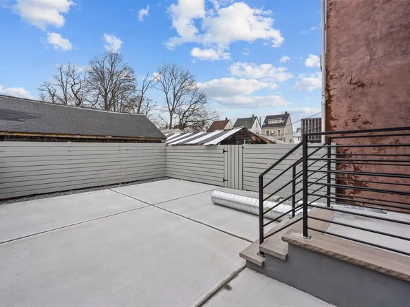 184-09 Jamaica Avenue image 12 of 13