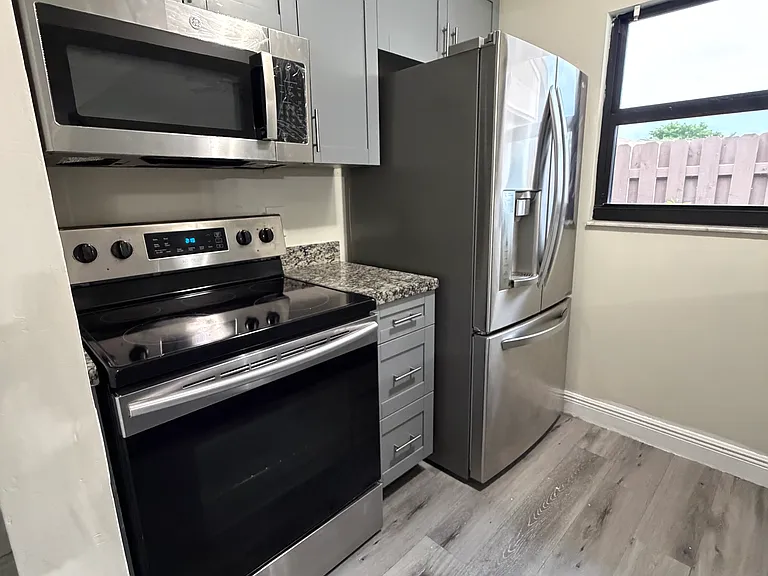 2032 SW 81st Way — Photo 3