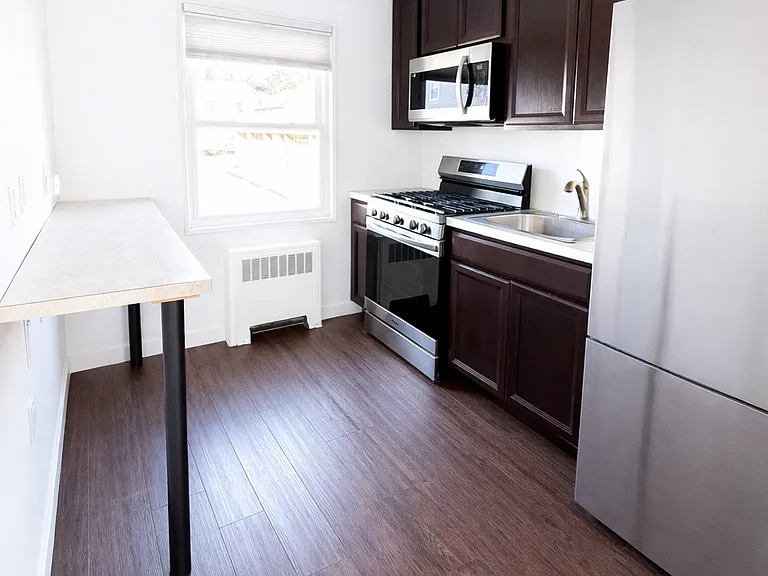 102A Hastings Ave — Photo 6