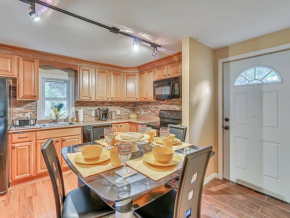 4th image of 13 Oakwood Trl S