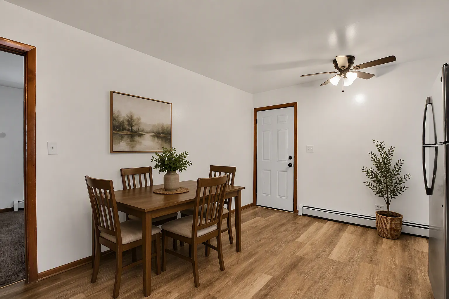 3 bed, 1100 sqft, $2,100 — Photo 3