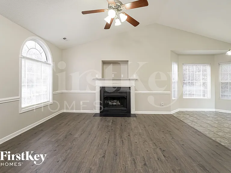 940 Londonderry Dr — Photo 2