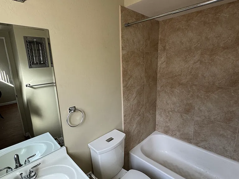 Bellevue Manor — Photo 12