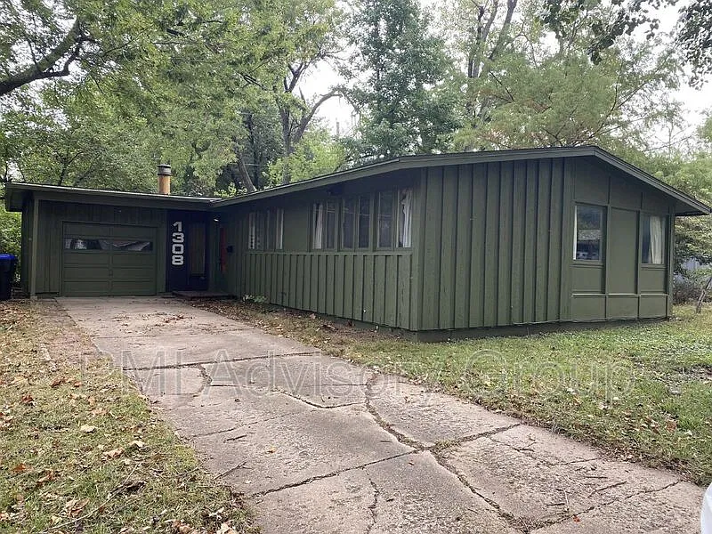 3 bed, 1.0 bath, 1160 sqft, $1,185 — Photo 1