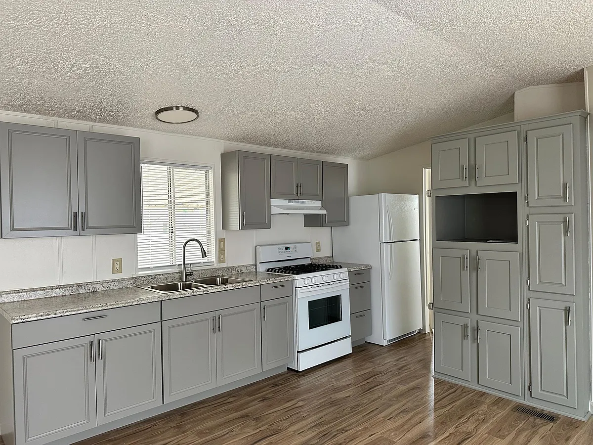 Building Photo - 260 S Land Ave #12