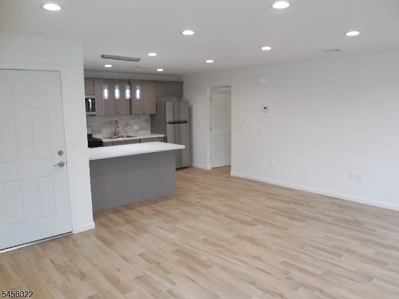 1 bed, 1.0 bath, $2,500 — Photo 2