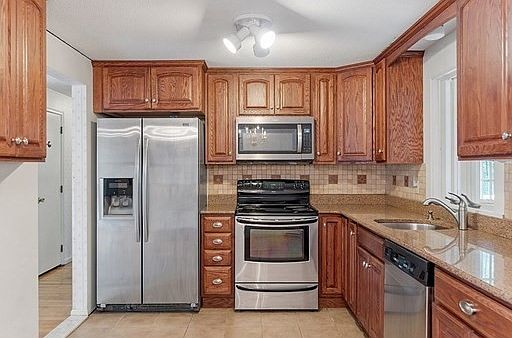 3rd image of 15 Brookdale Cir
