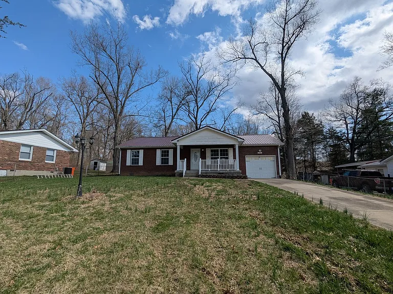 398 Pinewood Dr — Photo 2