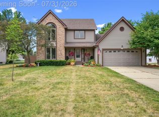 6054 Chatham Ct, Grand Blanc, MI 48439