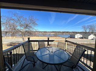 622 N Cody Rd, Le Claire, IA 52753