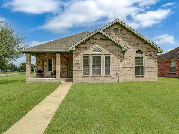 131 Silverbell Cir, Lake Jackson, TX 77566