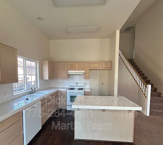 1465 Ridge Point Dr — Photo 3