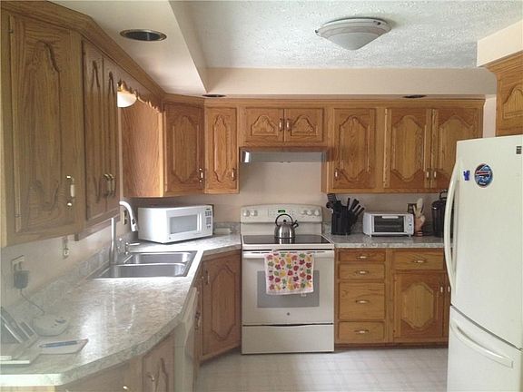 3rd image of 248 Peakview Dr