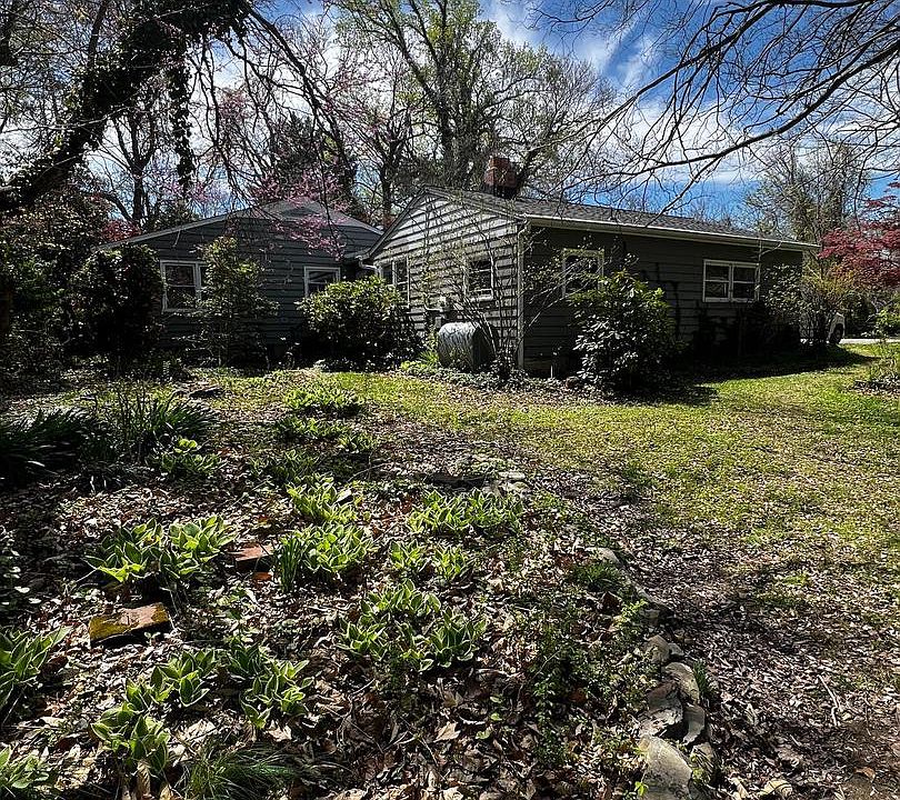 2nd image of 1915 Cherry Rd