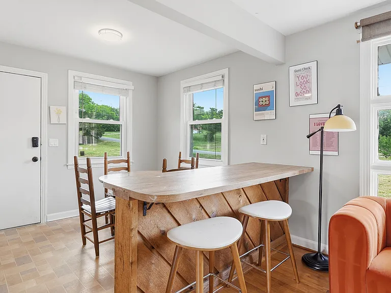 368 Oakview Dr — Photo 3