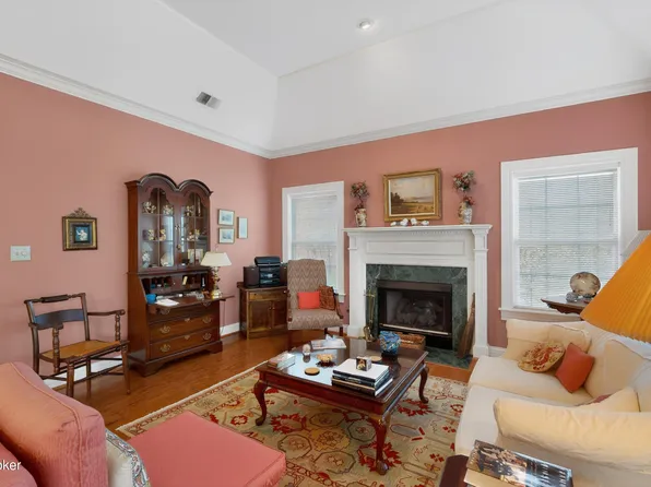 5943 Ashwood Bluff Dr, Louisville, KY 40207