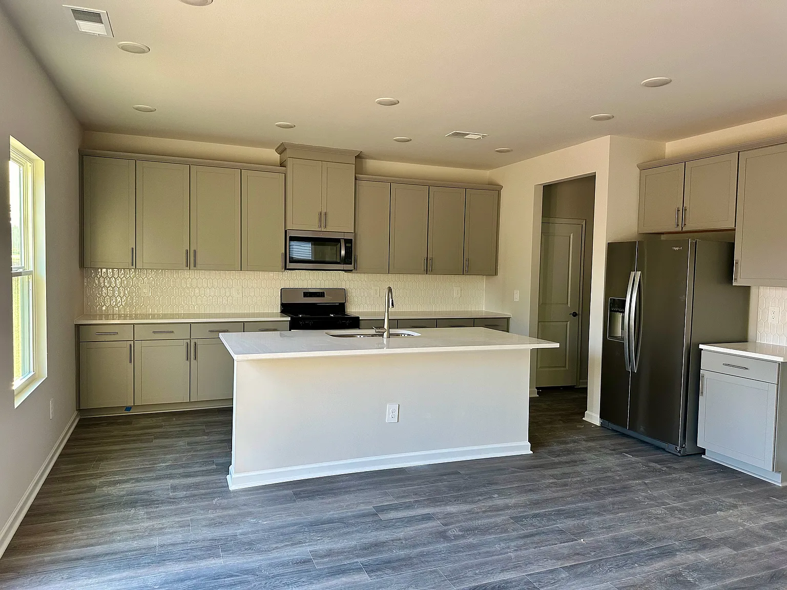5 bed, 3252 sqft, $2,450 — Photo 3